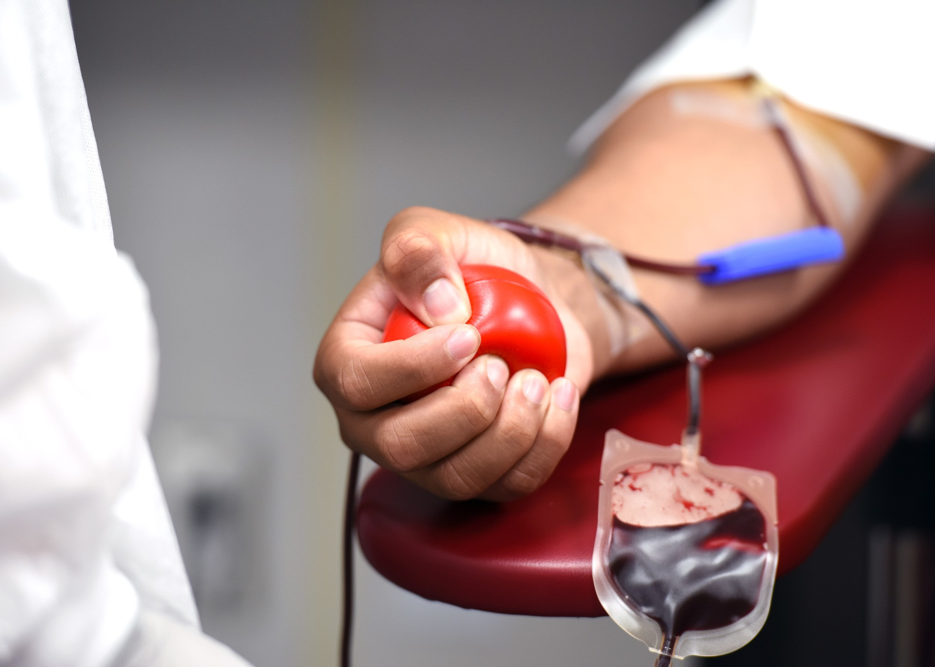 V teh trenutkih vabijo predvsem tiste krvodajalce z 0- krvno skupino, ki dejansko lahko pomaga vsem -  to so t. i. univerzalni darovalci krvi.