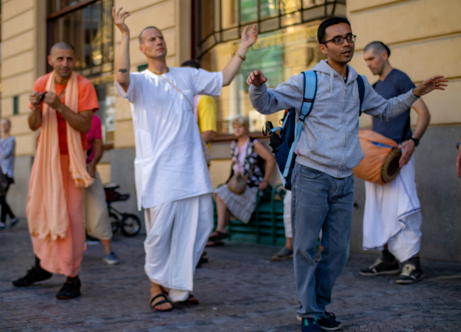 Hare Krišna privablja nove vernike s petjem in plesom