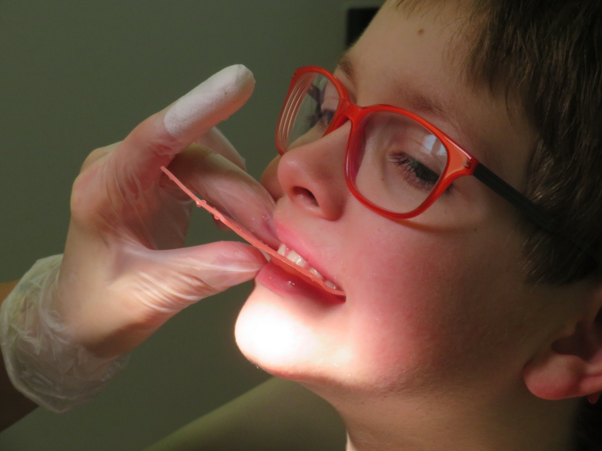 'Domena osebnega zobozdravnika je, da pravočasno prepozna tista stanja pri otroku, ki jih je treba reševati prej oz. čimprej. Pomembna je pravočasno prepoznavanje staršev, ki lahko sami opazijo, da otrok diha na usta.'