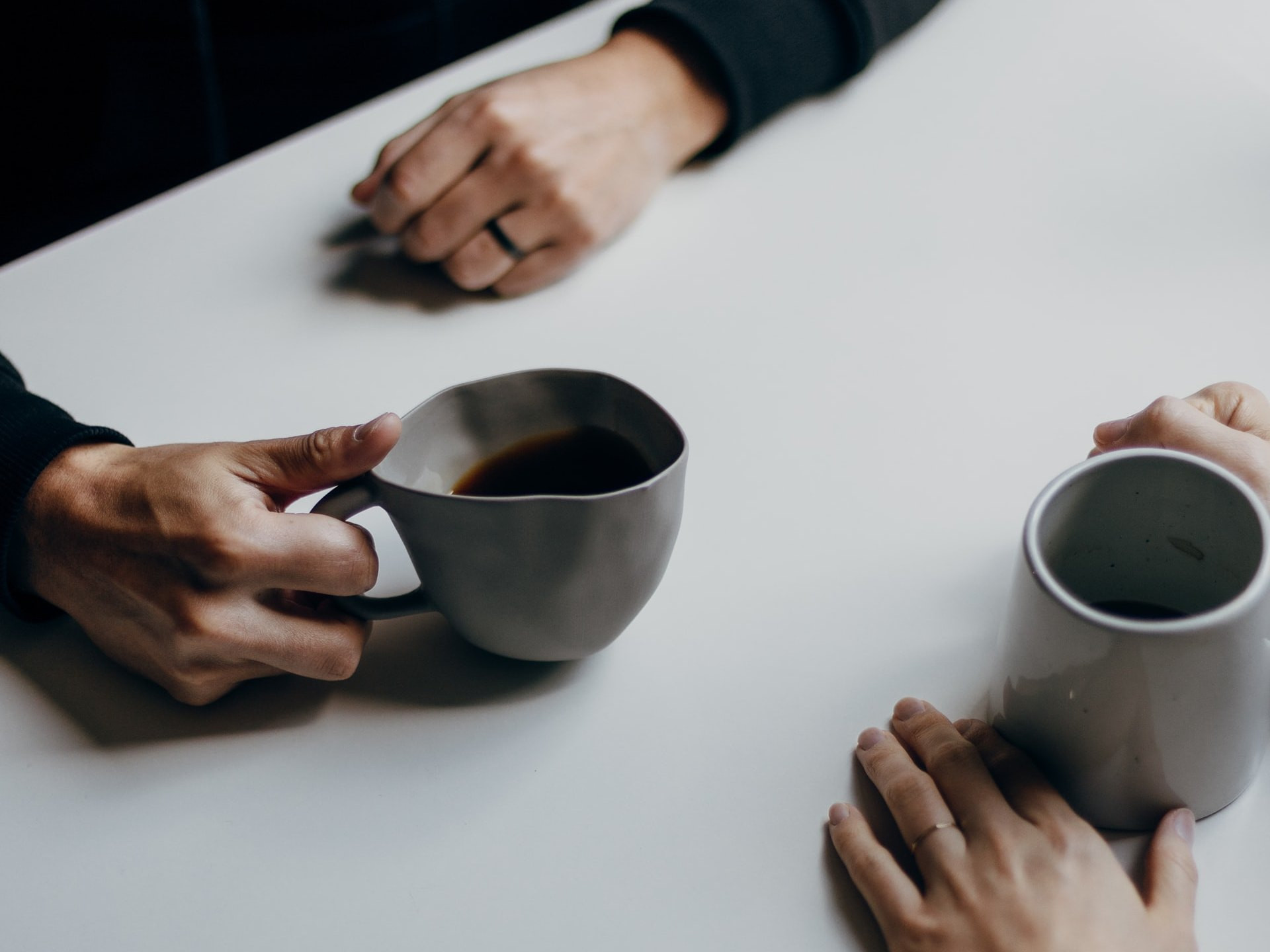 Umirjen pogovor ob kavi ali čaju brez obsojanja in očitanja lahko reši marsikaj in partnerja spet zbliža.
