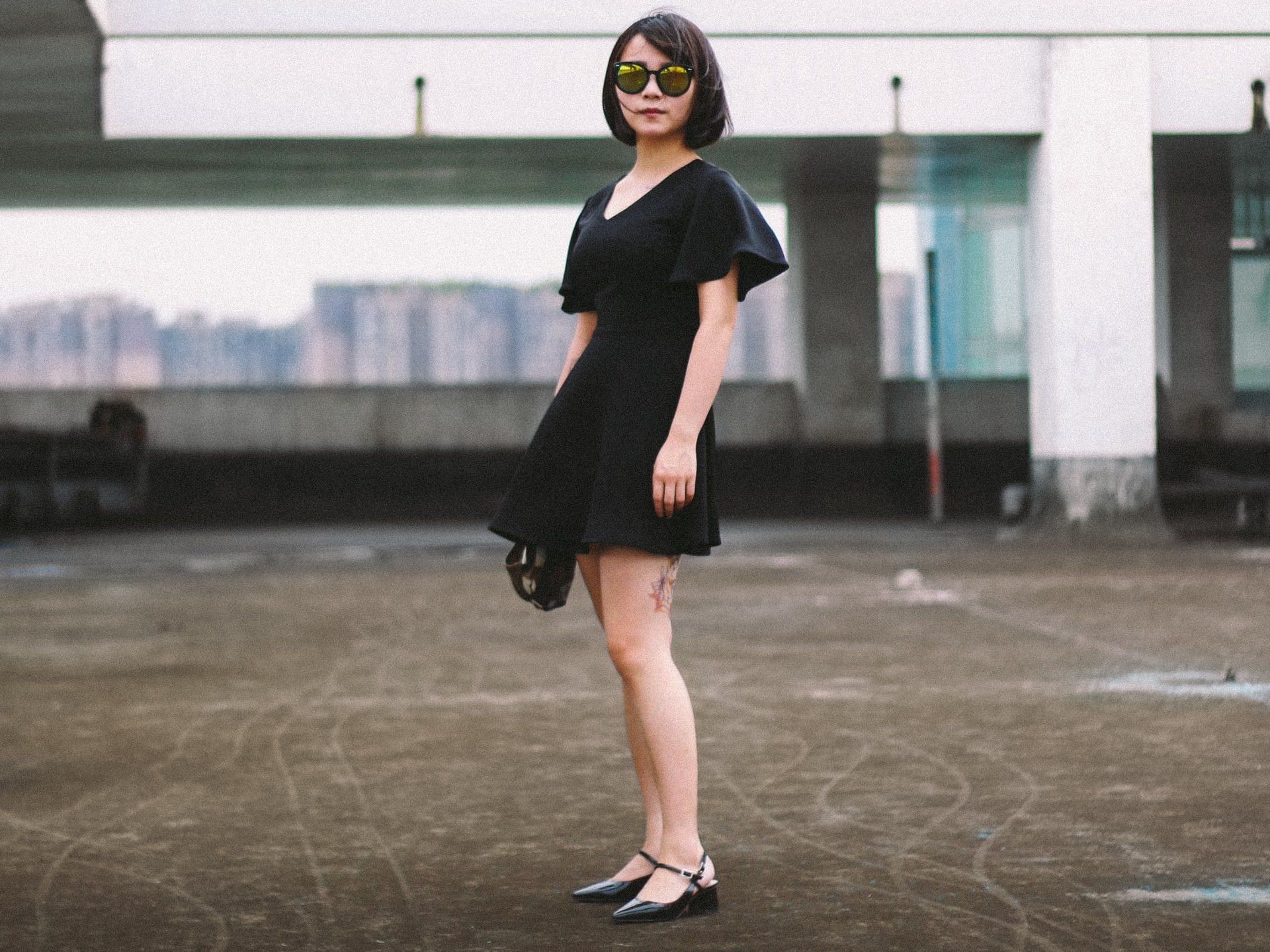 Zelo uporaben kos oblačila, ki ne sme manjkati v ženski omari: mala črna oblekica