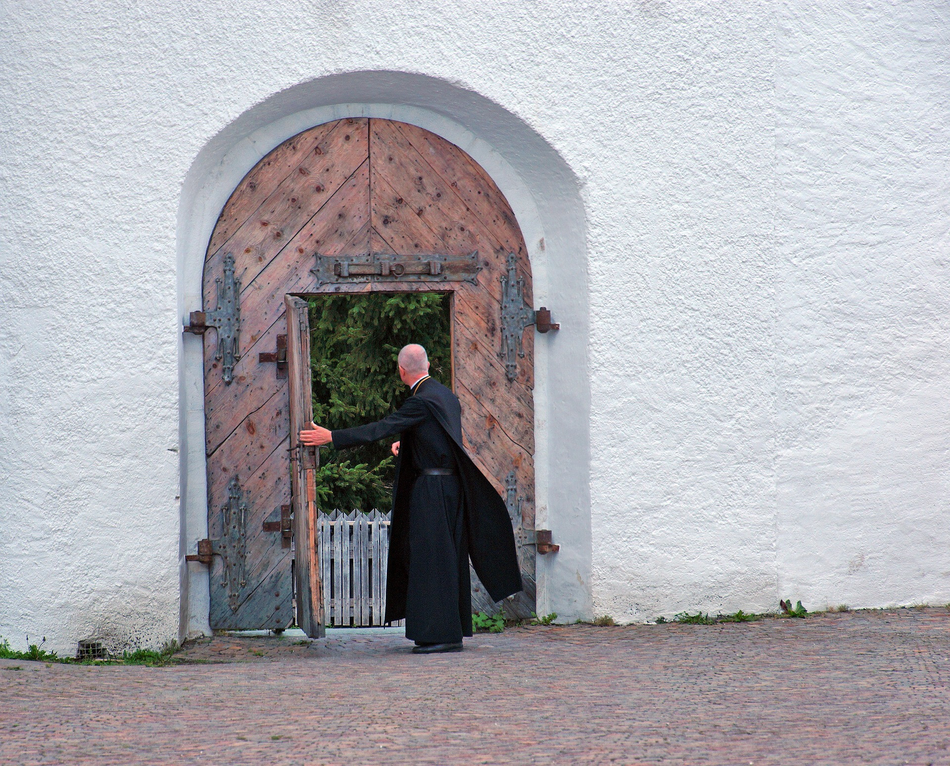 Duhovnik pred vrati samostana