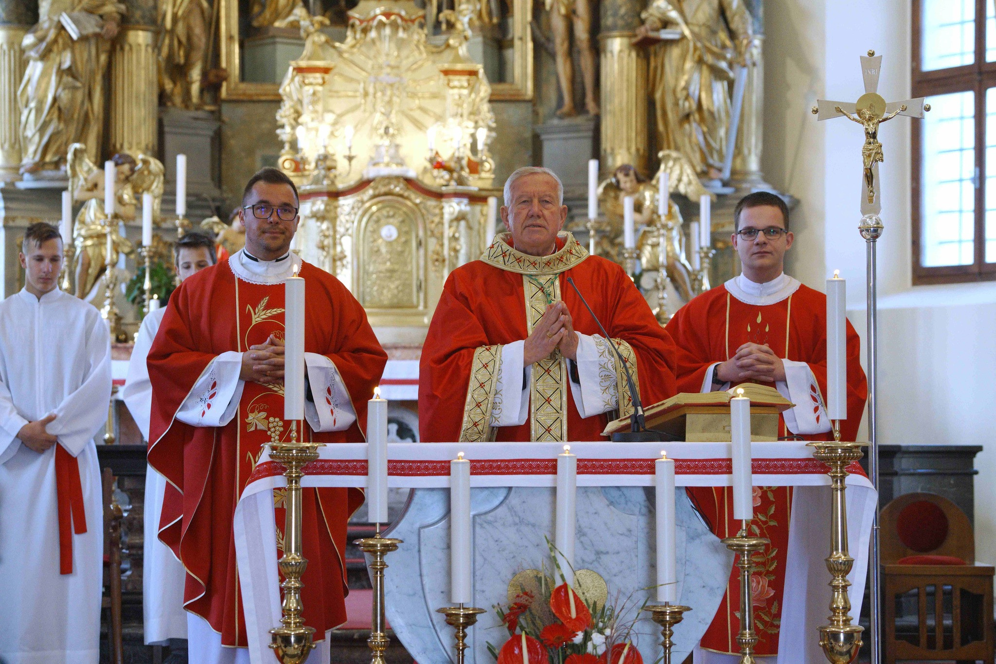 Domači župnik Dejan Pavlin, nadškof Stanislav Hočevar in župnik župnije Cerklje Martin Leban
