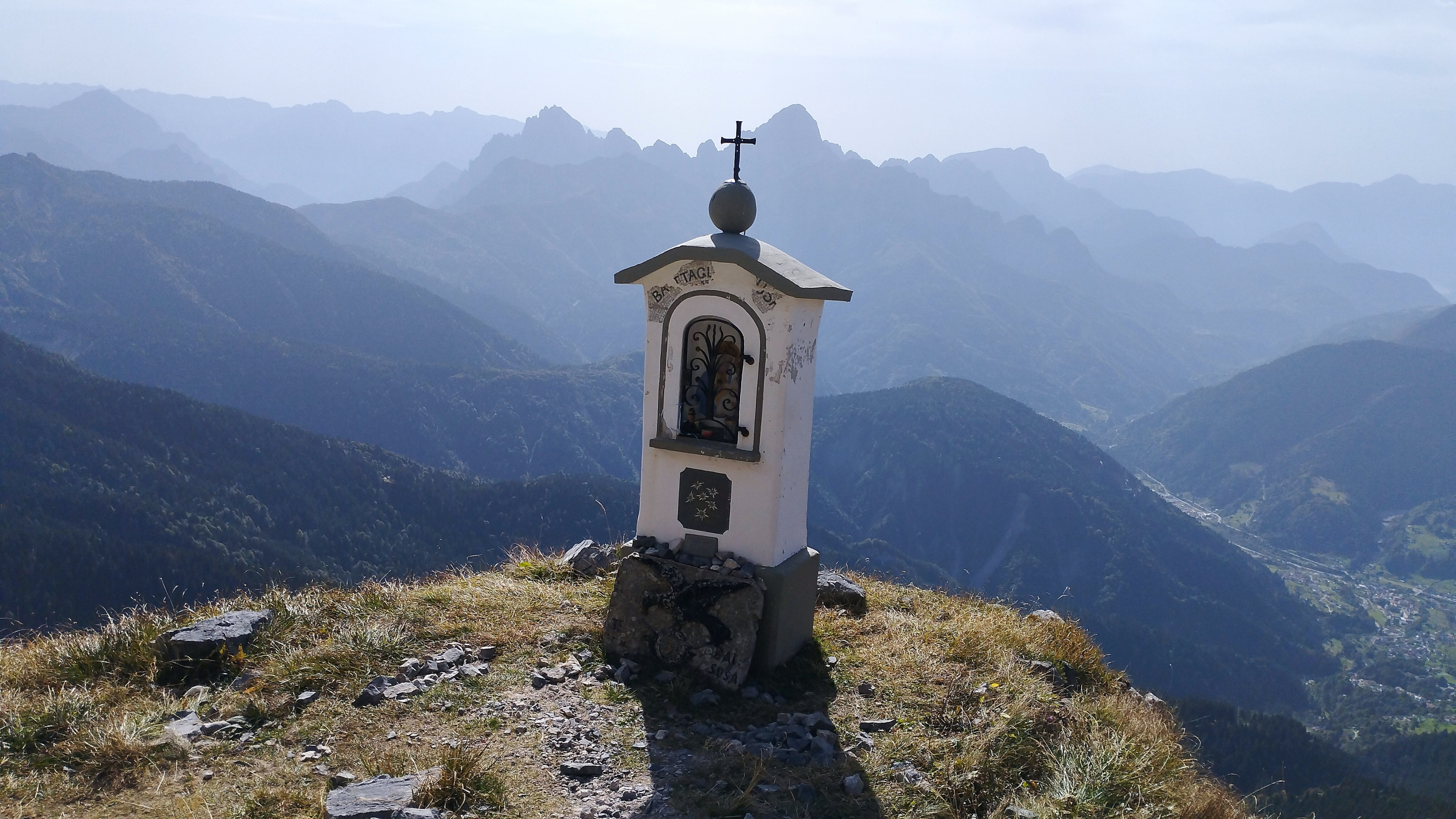 Pogled na kapelico ob spustu z vrha