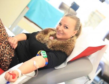 Nika Marolt Čukur med darovanjem krvi
