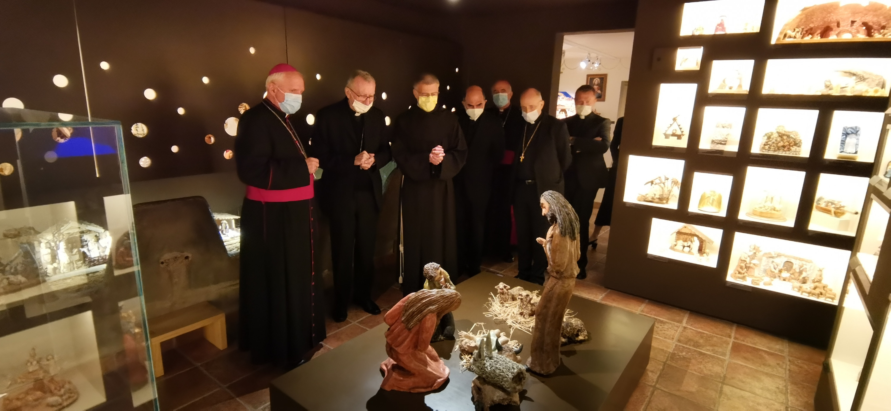 Kardinal si je ogledal Muzej jaslic