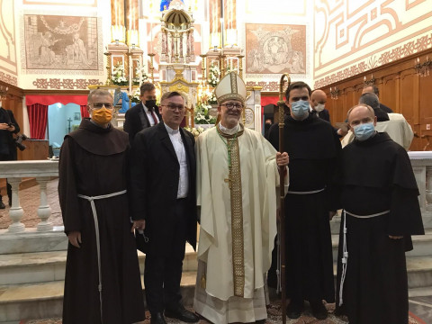 Novi škof s p. Robertom, p. Igorjem, p. Milanom in članom kvarteta.
