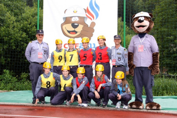 Mladinke PGD Zbilje v družbi prikupne maskote olimpijade – medveda Florjana 