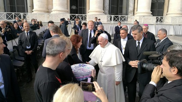Sodelavci Radia Ognjišče so se rokovali s papežem