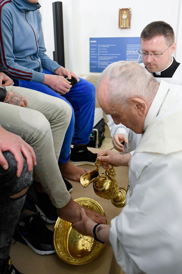 Papež umiva noge