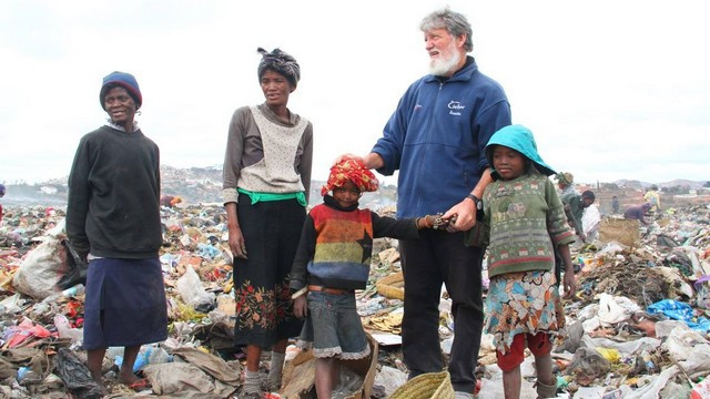 Peter Opeka redno obiskuje smetiščarje in jim po svojih močeh pomaga