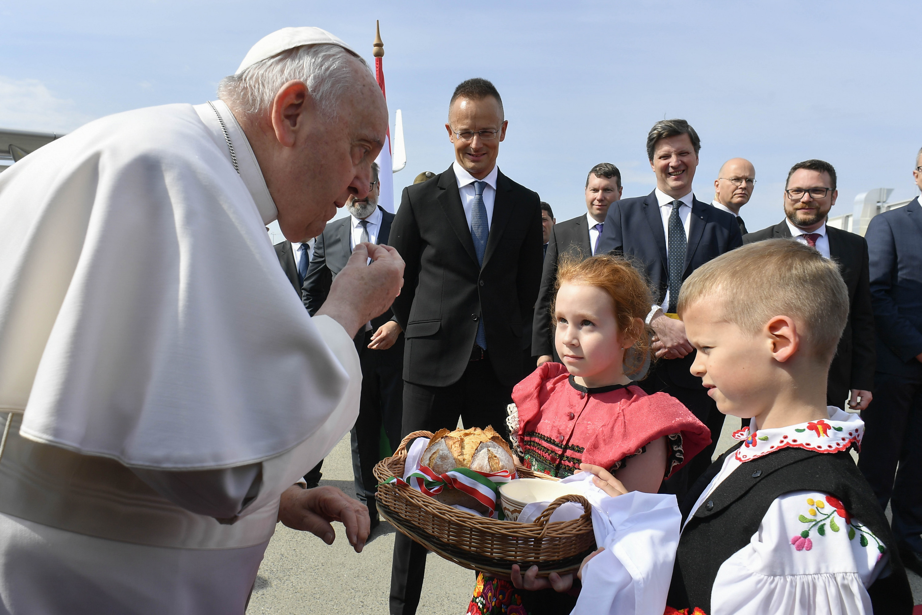 Papežu sta dobrodošlico najprej izrazila deklica in deček. 