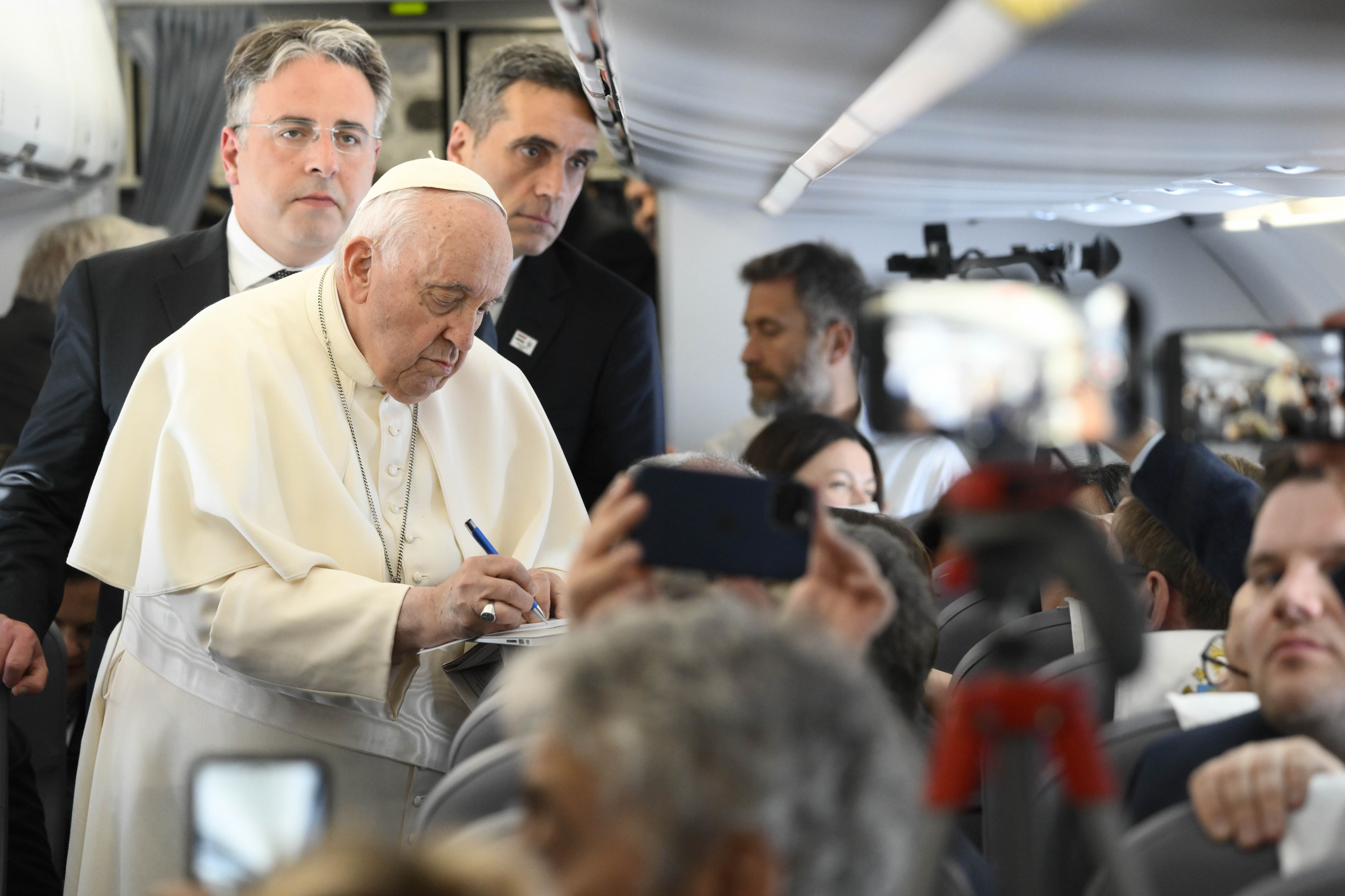 Papež z novinarji