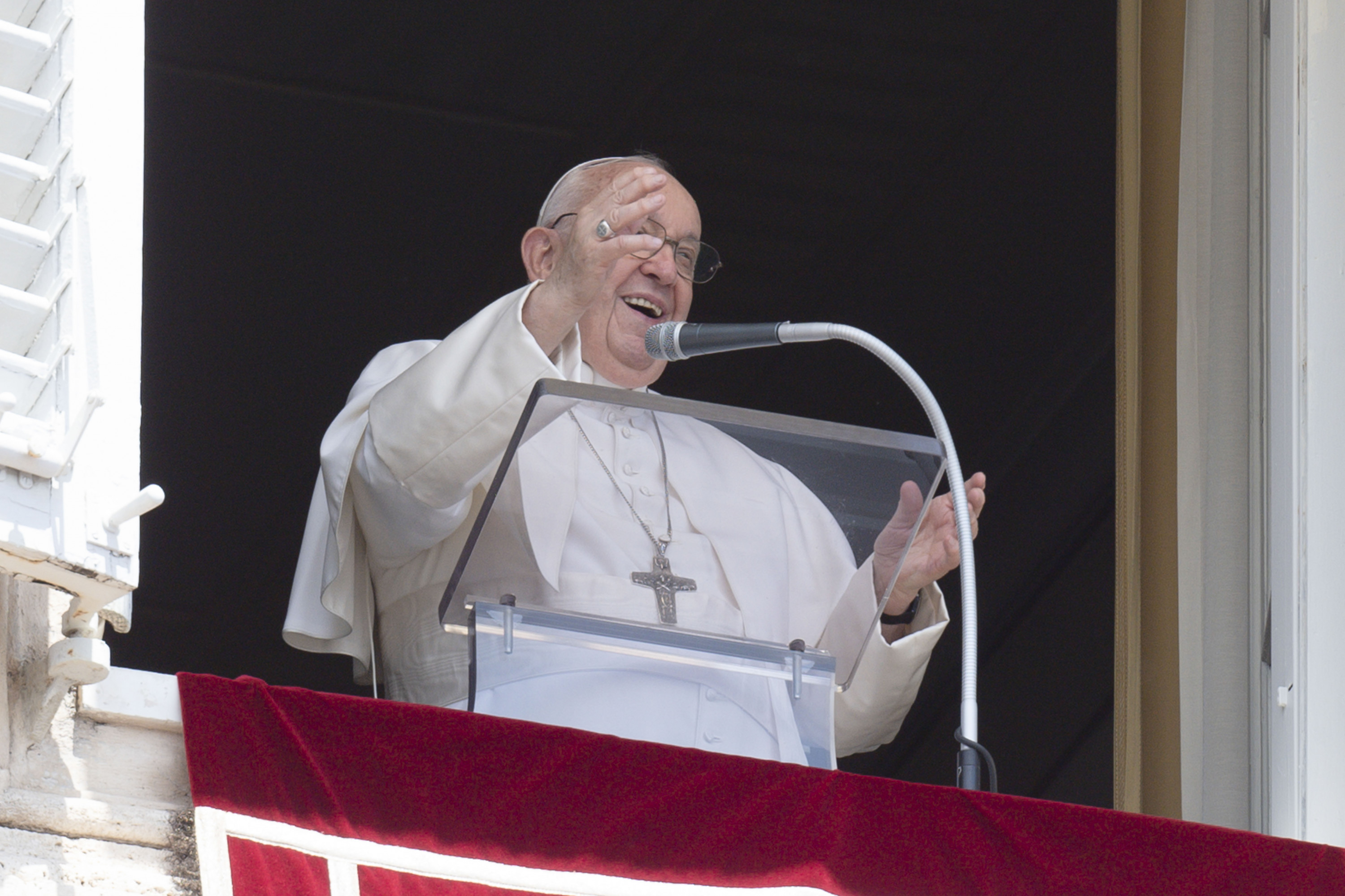 Papež Frančišek med pozdravom romarjem