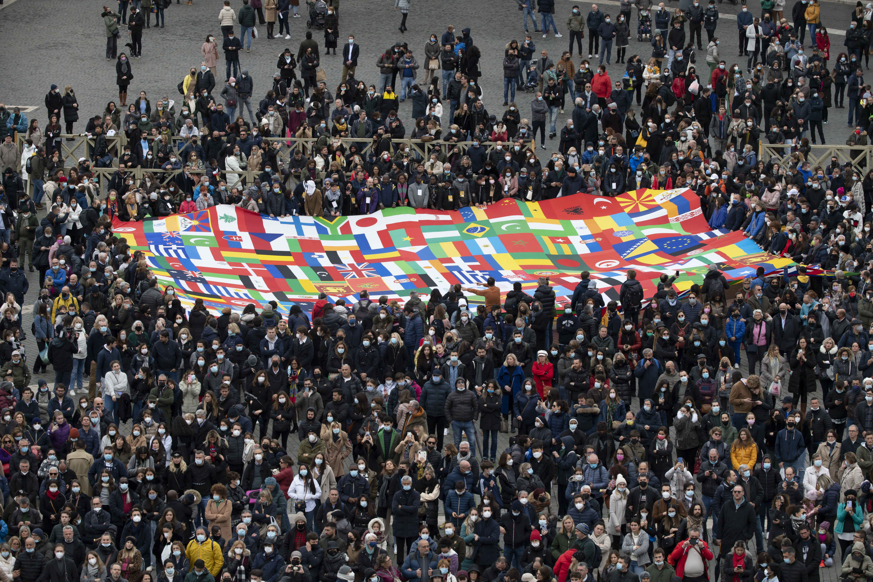 Člani združenj in skupin migrantov so na Trgu svetega Petra razvili ogromno zastavo