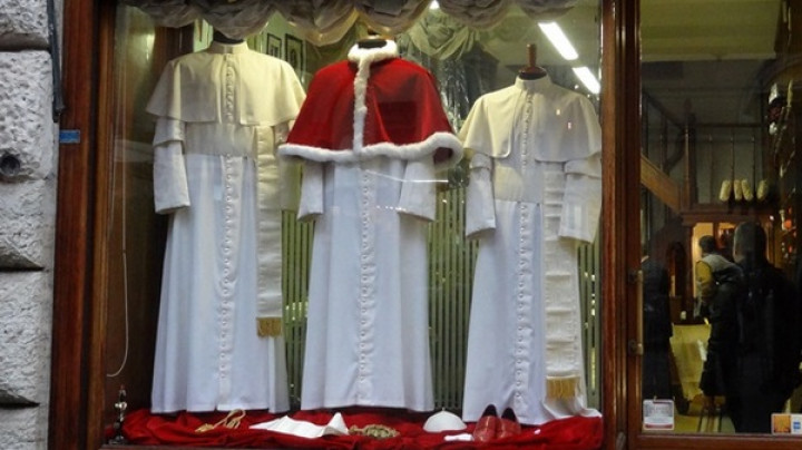 Nova obleka za papeža