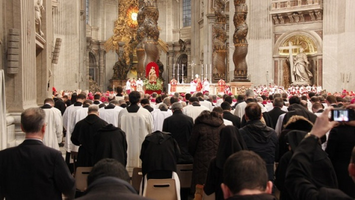 Kardinali pri sveti maši pred začetkom konklava