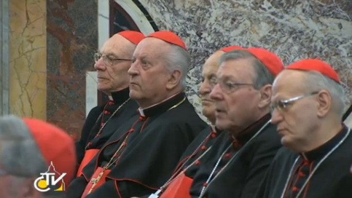 Kardinal Franc Rode med poslušanjem papeževih besed