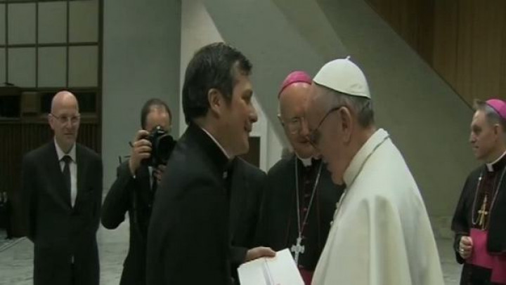Papež Frančišek je prejel iPad