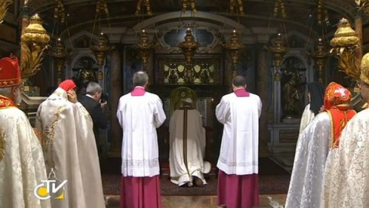 Papež Frančišek moli na grobu apostola Petra
