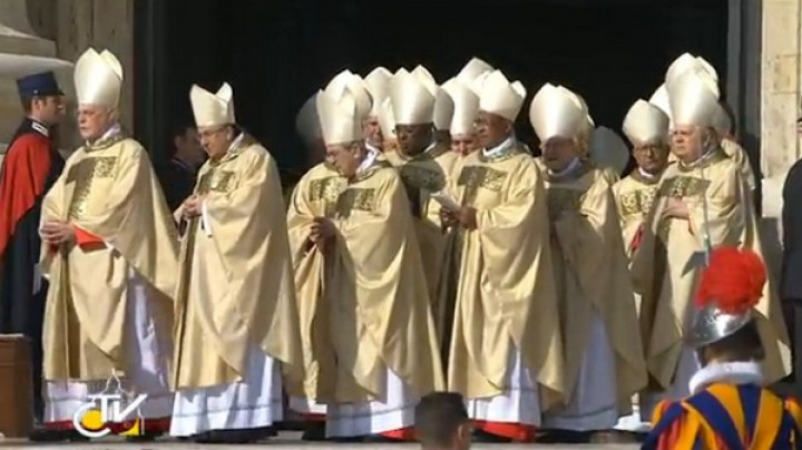 Kardinali v procesiji