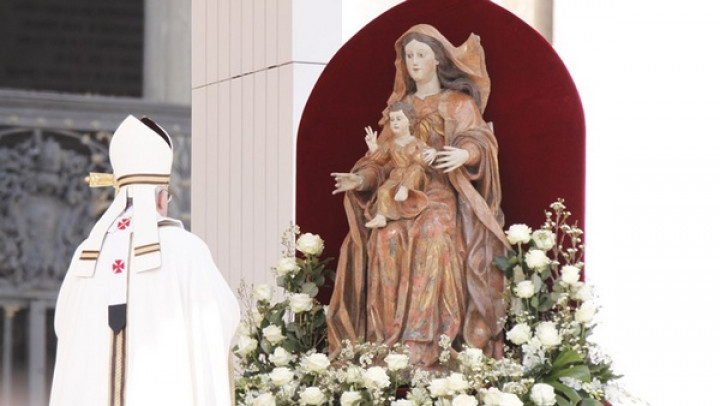 Papež Frančišek pred kipom Marije