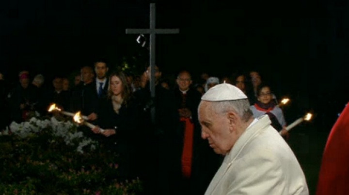 Papež Frančišek med križevim potom; Kolosej 2013