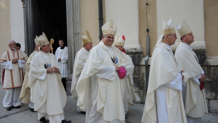 Škofje in nuncij pri maši za domovino