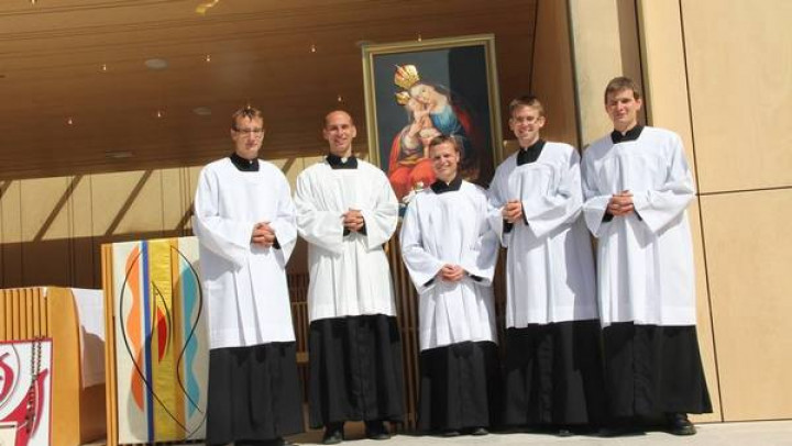 Na Brezjah je škof Jamnik v službo pripravništva za diakonat sprejel pet bogoslovcev. FOTO: FB Romar Brezje