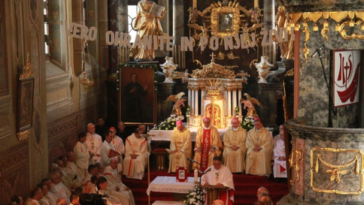 Škofje in duhovniki pred oltarjem