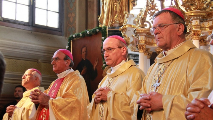 Škofje pred podobo bl. Slomška