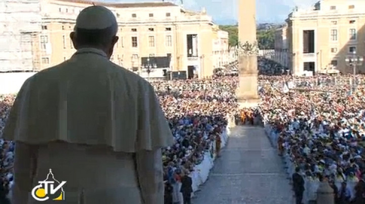 Papež je sprejel kip Fatinske Marije
