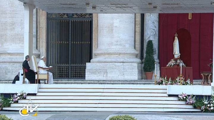 Papež pred kipom Fatimske Marije