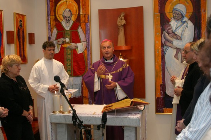 Škof Anton Jamnik v radijski kapeli