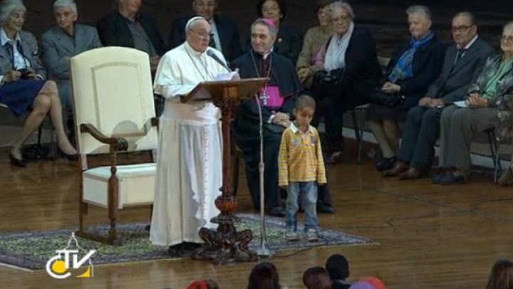 Papežu Frančišku se je med nagovorom pridružil otrok