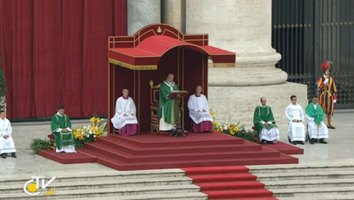 Papež Frančišek med nagovorom družinam