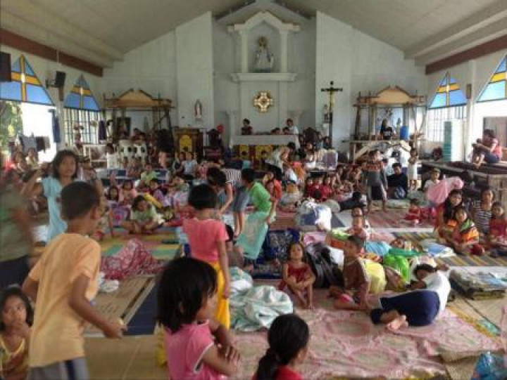Filipinska Karitas pomaga ljudem po tajfunu
