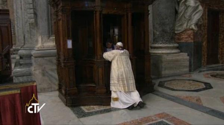 Papež Frančišek pri spovedi