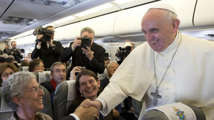 Papež z novinarji na letalu
