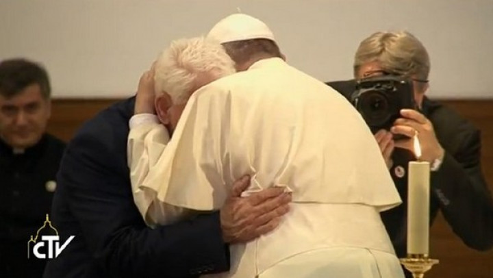 Papež Frančišek z duhovnikom