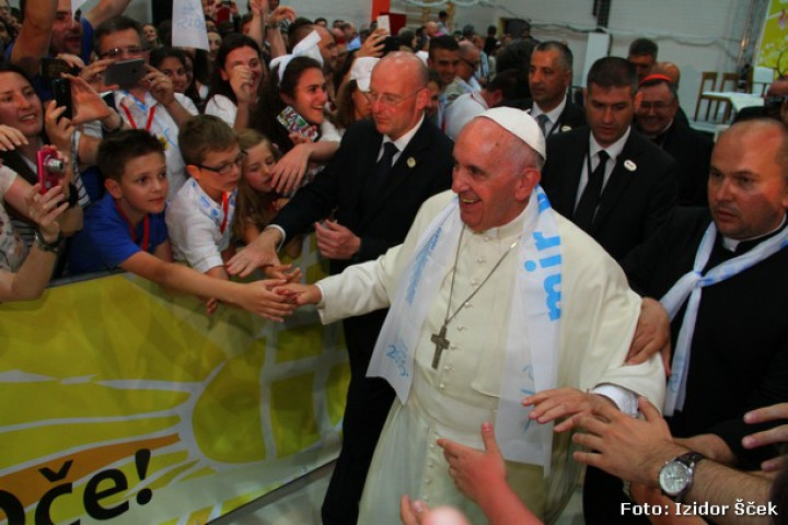 Papež se poslavlja od mladih in od Sarajeva