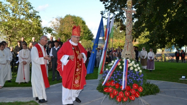Škof Peter Štumpf in župnik Ivan Krajnc med blagoslovom spomenika