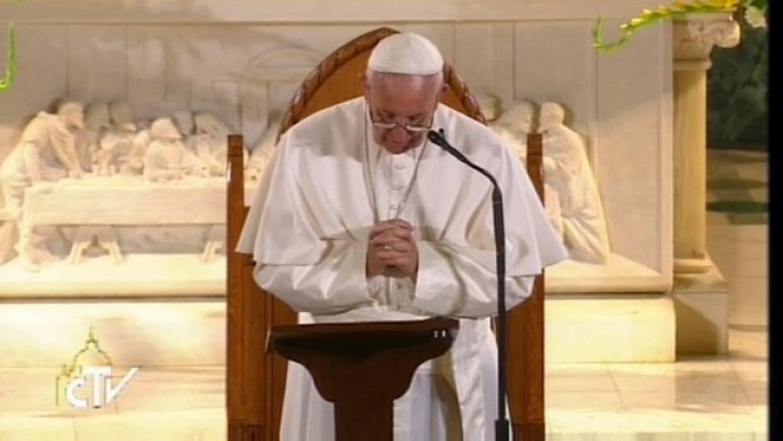 Papež v molitvi pred Marijinim kipom