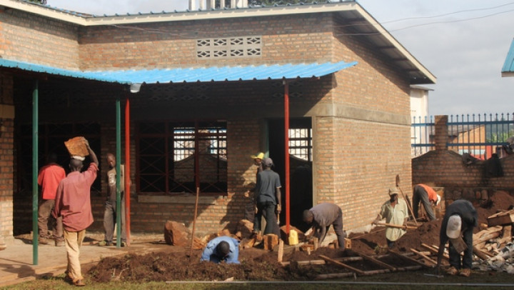 Mnogi domačini z gradnjo stavb v razvojnih projektih Karitas prejmejo plačilo, ki izhaja iz zbranih sredstev v akciji Z delom do dostojnega življenja