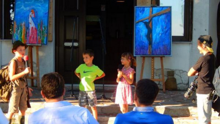 Otroci ŽK Otlica pri skeču v kulturnem programu na dnevu odprtih vrat likovne kolonije Umetniki za Karitas na Sinjem vrhu