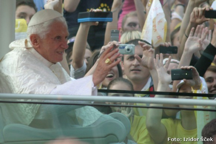 Papez med mladimi