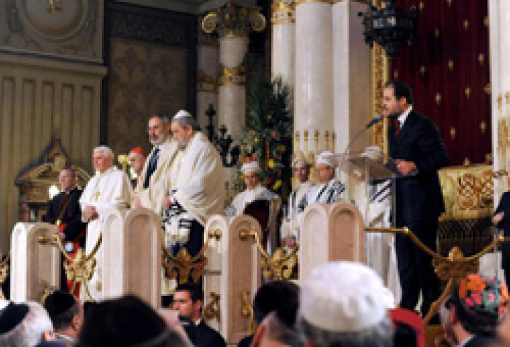 Papež v sinagogi