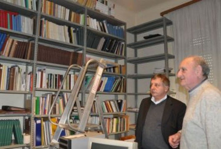 Marjan Pertot, prvi na desni, z bivšim tržaškim odbornikom Marianijem v knjižnici Dušana Černeta