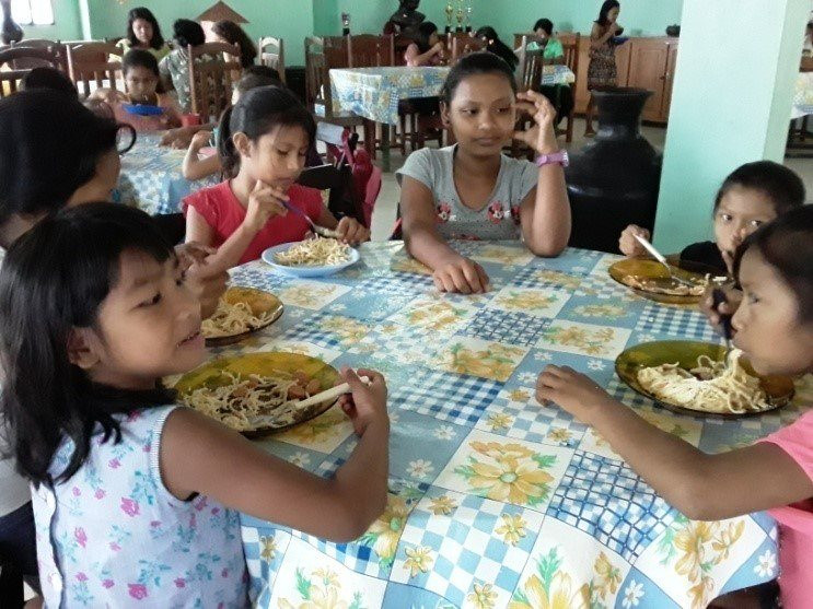 Radi bi poskrbeli za obroke deklic v misijonskem socialnem centru, ki ga vodi misijonarka s. Agata Kociper