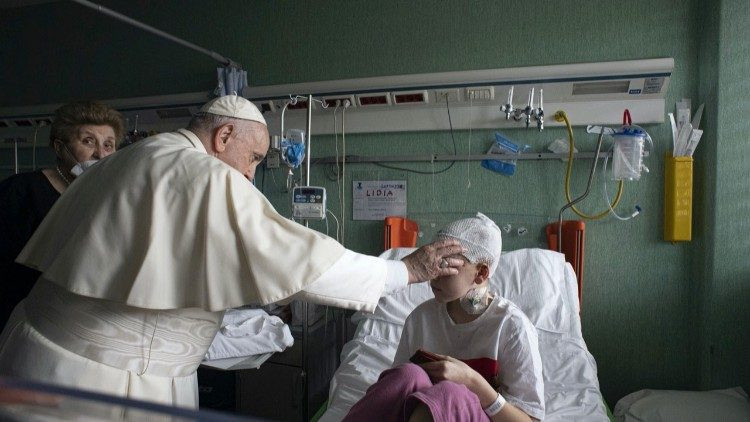 Papež Frančišek pri Ukrajinskih otrocih v volnišnici Bambino Gesù.